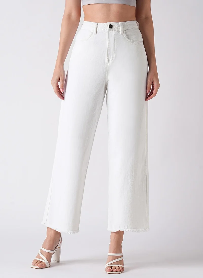 جلو باص جينز نسائي أبيض واسع الساق بخصر متوسط ودرجة فاتحة من القطن الخالص مع لمسة ممزقة من جلوبس